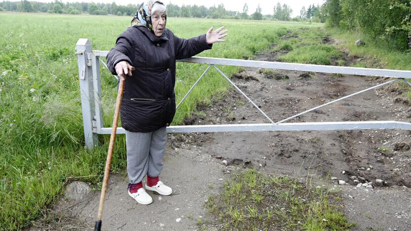 V.Baranauskienė mėgindama įrodyti, kad neteisėtai siekiama tiesti kelią per jos privatų sklypą.