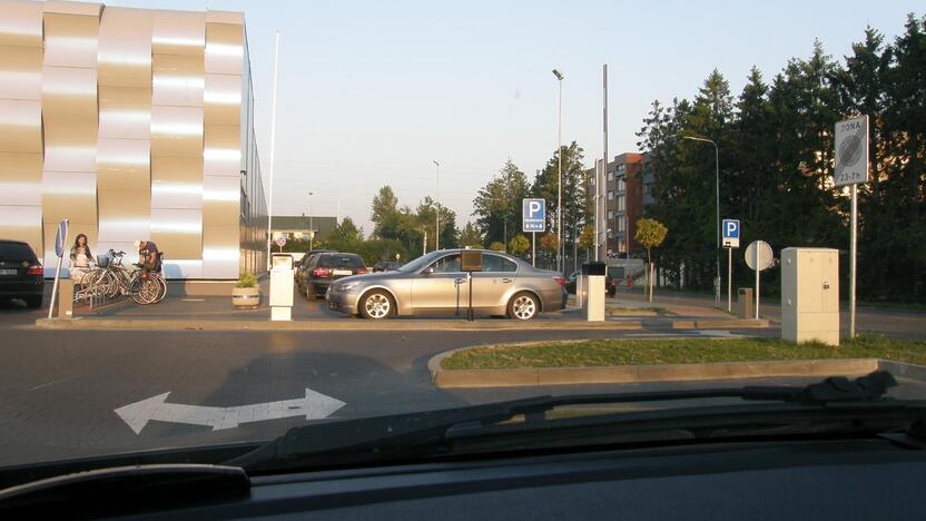 Palangiškį įsiutino stringantis prekybos centro aikštelės užkardas.