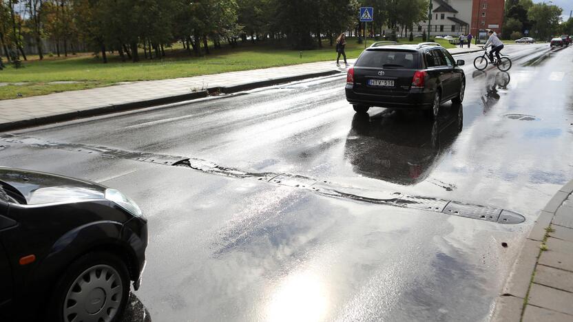 Debreceno gatvėje esantis greičio slopinimo kalnelis visiškai nudilęs.