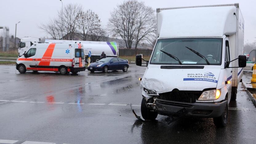 Liepų gatvės ir Šiaurės prospekto sankryžoje "Toyota" užkirto kelią  krovininiam automobiliui.