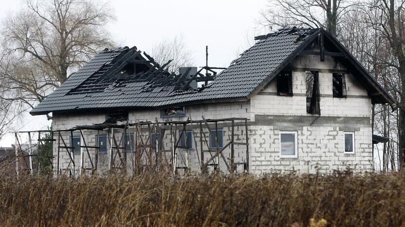 Mazūriškių gyvenvietėje šeimos skyrybos baigėsi vyro savižudybe ir padegimu.