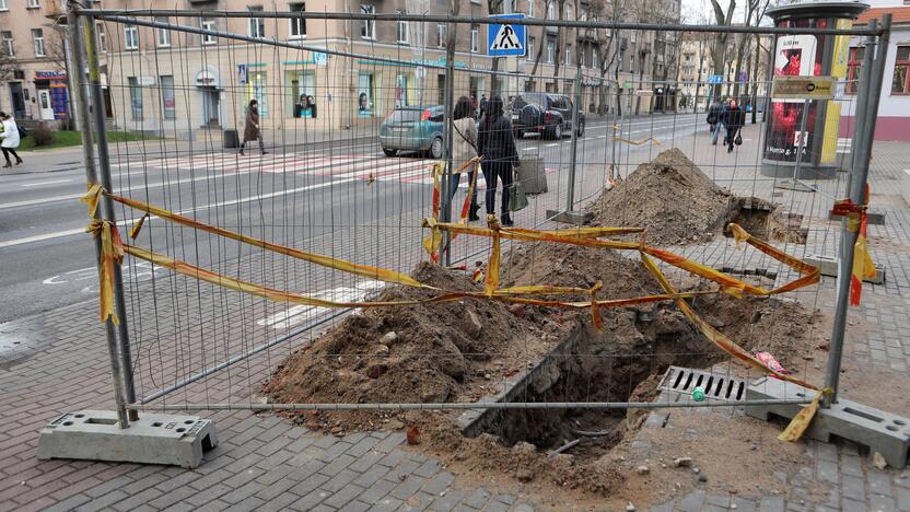 M.Mažvydo alėjos prieigas teko perkasti dėl netikėtai įvykusios elektros kabelio avarijos.