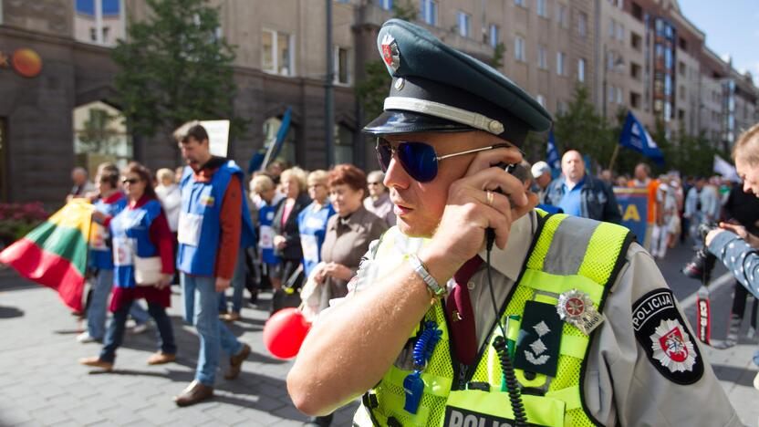 Visais būdais keliamas policininkų autoritetas žlunga po juokingai kvailų incidentų.