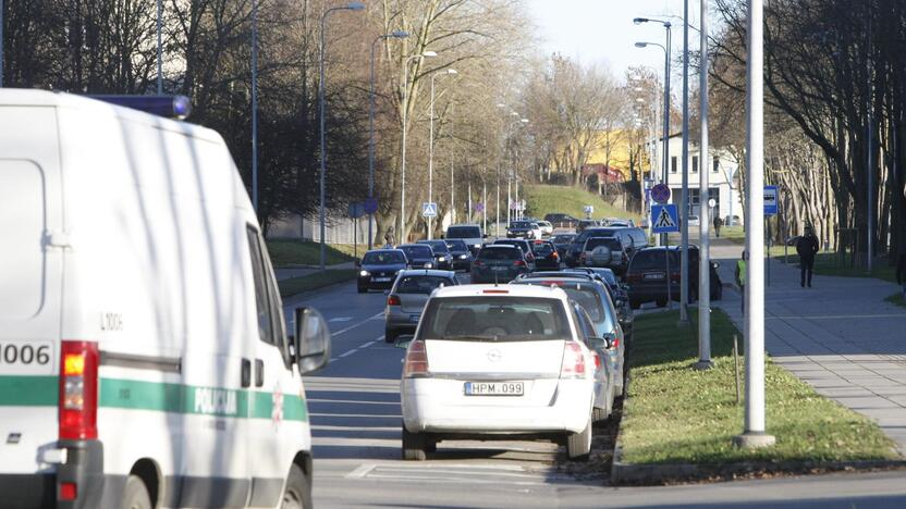 Išeitis: vietų automobiliams problemą galima išspręsti įrengiant laikiną aikštelę.