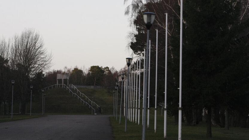 Take, vedančiame į Vasaros estradą, įrengti šviestuvai dažniau nukenčia nuo vandalų.