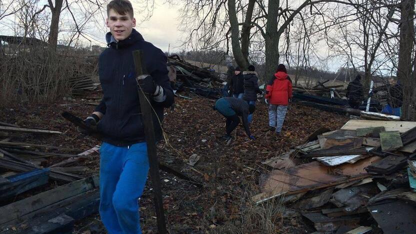 Gailestingumas: neabejingi jaunuoliai padėjo tvarkyti liepsnų suniokotą prieglaudą.