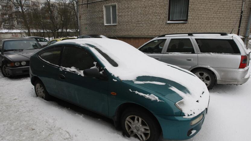 Kontrolierius užplūdo skundai dėl kiemuose paliktų nenaudojamų automobilių.