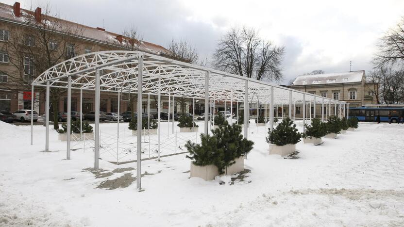 Verslininkai tikino gausiantys dokumentus, leidžiančius stovėti šiam paviljonui, tačiau iki šiol to nepadarė.