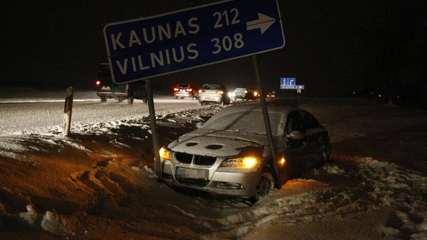 Trečiadienį vakare uostamiesčio gatvėse sniegas sukėlė tikrą sumaištį.