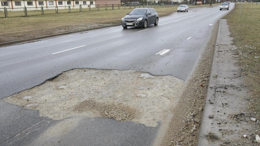 Pavasarinės apžiūros metu bus stebima, kiek mieste atsirado duobių.