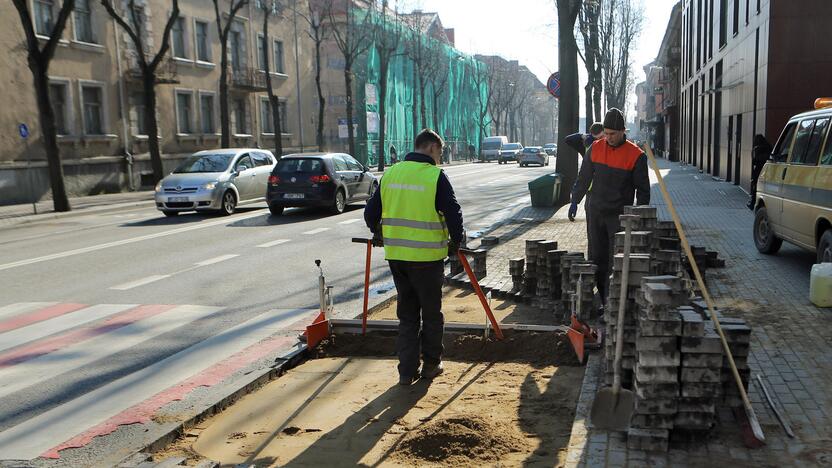 Vos atšilus orams suskubta šalinti šaligatviuose besiformuojančias įgriuvas.