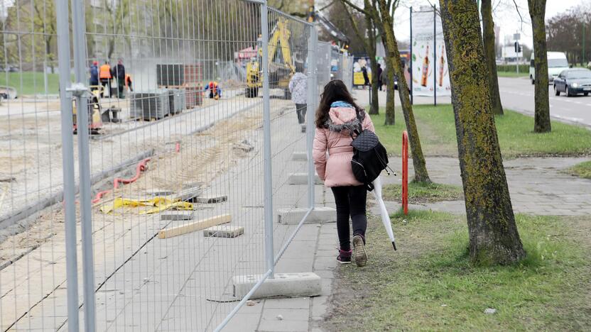 Kliūtis: klaipėdiečiai dėl Pempininkų aikštėje vykstančių darbų kurį laiką liko be šaligatvio.