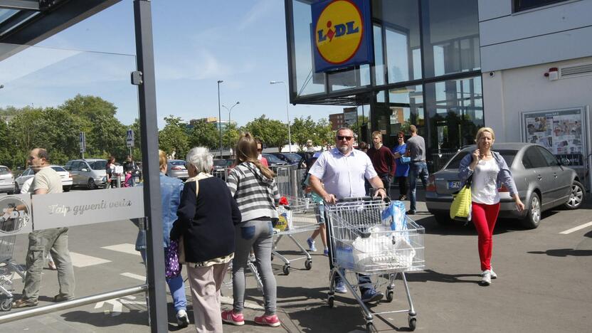 Masina: klaipėdiečių susidomėjimas parduotuve "Lidl" neslopsta. Pirkėjai prie įėjimo stoviniuoja net ir nuo 7 val. ryto.