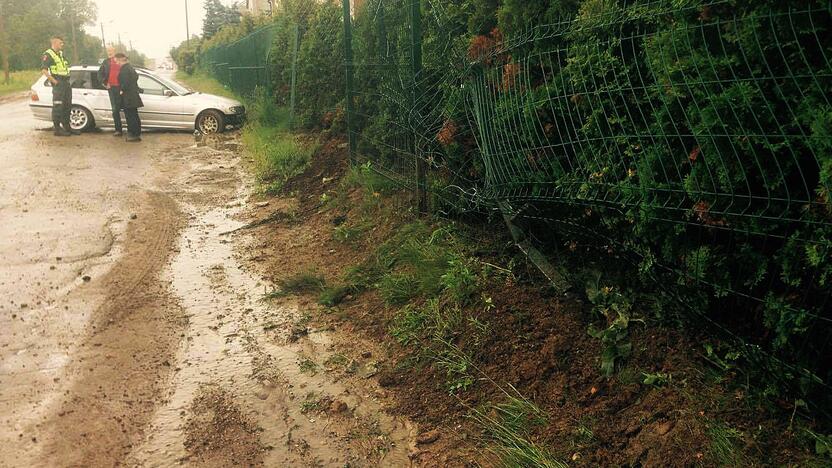 Pasivažinėjo: pirmadienio ryto incidentas išdavė, kad mergina sėdo vairuoti būdama neblaivi.