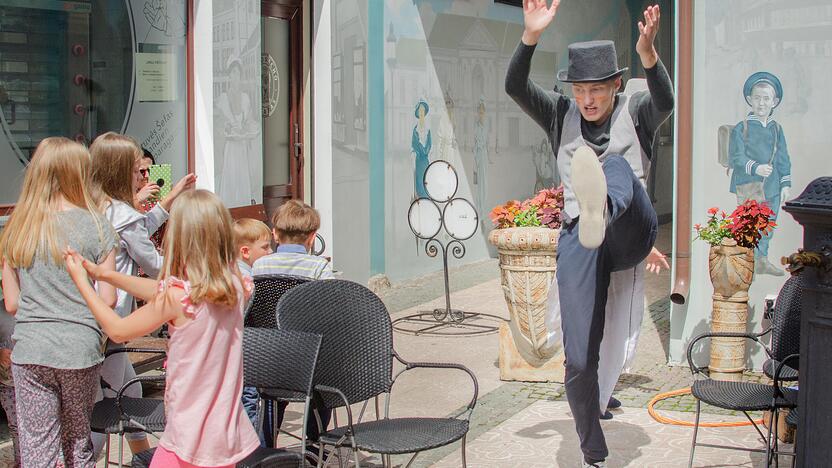 Vasarą "Friedricho pasaže" mažuosius lankytojus džiugina Geležinis žmogus, Žmogus voras ir kiti superherojai, šnipai, meškinas Locas.