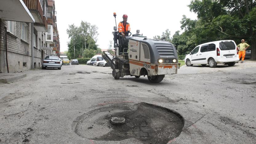 Nors dalyje daugiabučių namų kiemų dabar vykdomi įprasti remonto darbai, tačiau kai kur jau po poros mėnesių, tikėtina, prasidės žadėtos didžiosios permainos.