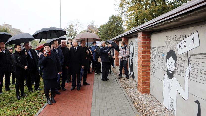 Iniciatyva: bendruomenę suvienijęs projektas nepaliko abejingų – "pašventinti" sienos skubėjo gausus būrys šilutiškių.