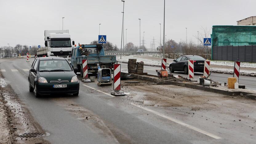 Darbai: į naujai vystomą teritoriją Liepų gatvėje šiomis dienomis pradėti tiesti vandentiekio tinklai, todėl nedidelėje arterijos dalyje teko riboti eismą.