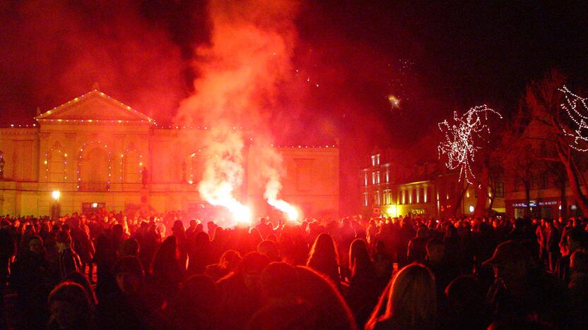 Srautas: tradiciškai per Naujųjų sutiktuves miesto centre knibždėte knibžda žmonių.