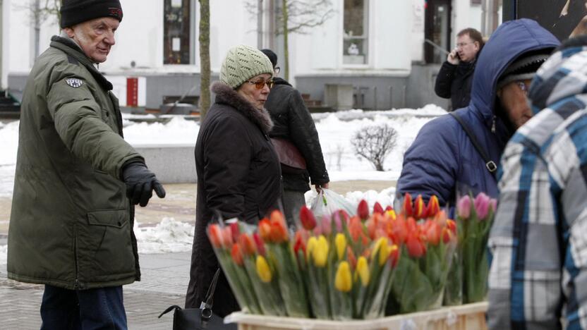 Tradicija: prekeivių Kovo 8-ąją mieste netrūks. Tikimasi, kad orai kojos smulkiesiems verslininkams nepakiš.