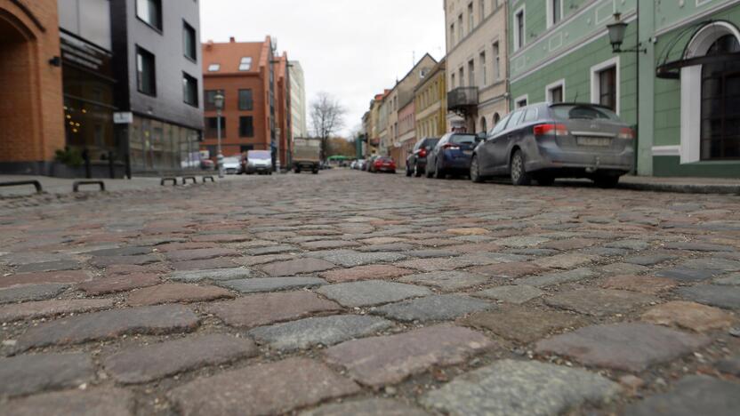 Žvejų gatvės ruožą paversti pėsčiųjų promenada, važiuojamojoje gatvės dalyje įrengti lauko kavines ir eismą organizuoti viena kryptimi dar 2012 m. leidimą davė Saugaus eismo komisija.