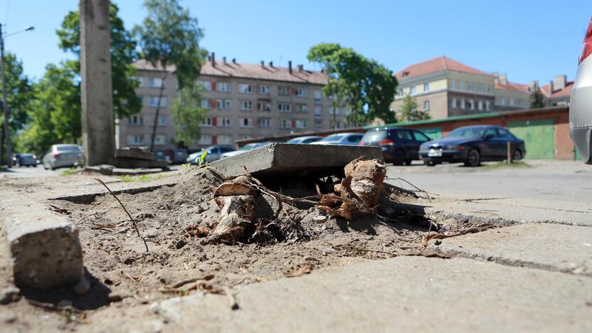 Keistenybės: Sulupės gatvėje, ties 18 namu, prieš kelias savaites nežinia kokios įmonės darbininkai pradėjo remontuoti šaligatvį, bet apsigalvojo ir paliko nebaigtą darbą.