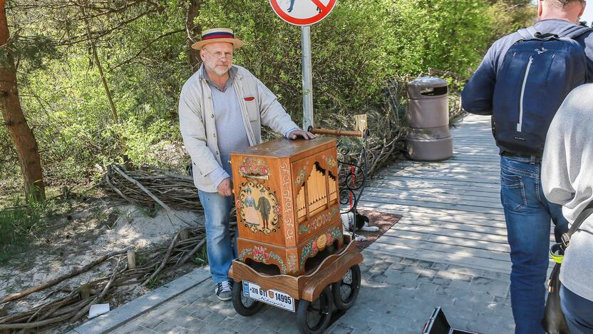 Nuotaika: sukami vargonėliai poilsiautojams atrodo tikra egzotika – pirmąkart matantieji šį daiktą su nuostaba apžiūri, fotografuoja V.Vyšniauską.