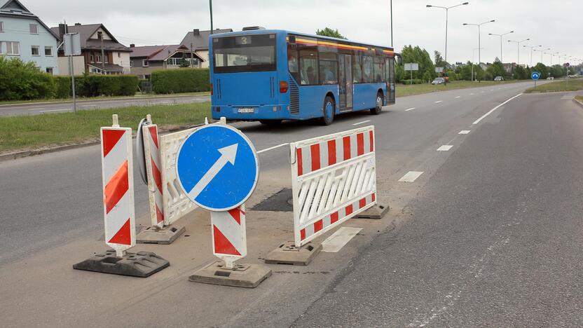 Danga: užbaigus šulinių ir aplink juos esančios dangos remontą, Liepojos gatvė taps lygesnė.