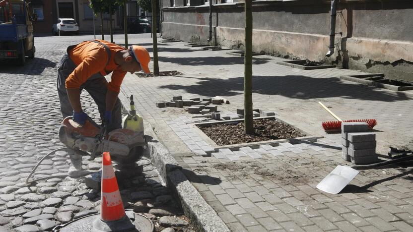 Reakcija: šiomis dienomis dėl K.Donelaičio gatvėje plušėjusių darbininkų kai kuriems klaipėdiečiams kilo klausimų.