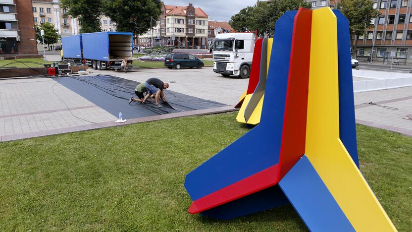 Darbai: Atgimimo aikštėje jau statomi ir įrenginiai, kurie veiks Jūros šventės metu. Čia atsiras fontanas.