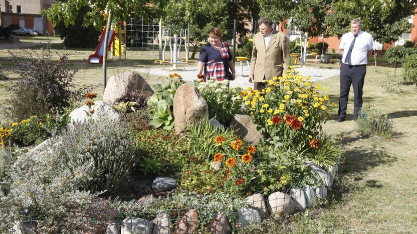 Tradicija: šiemet, kaip ir ankstesniais metais, baigiantis vasarai įvertinti prie daugiabučių Miško kvartale įrengti gėlynai.