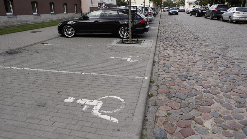 Realybė: Klaipėdos centre yra nemažai vietų, kur neįgaliesiems judėti yra ypač sudėtinga.