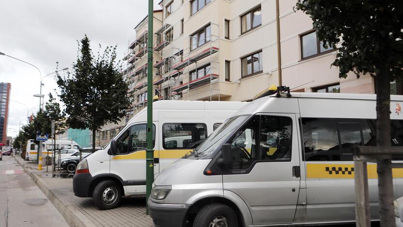 Laukimas: vakar ryte prieš Klaipėdos miesto tarybos posėdį didžiąją dalį savivaldybės automobilių aikštelės užėmė maršrutiniai mikroautobusai, kurių vairuotojai laukė jiems svarbaus politikų sprendimo.