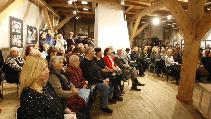 Susidomėjimas: parodos atidarymas buvo įspūdingas, retai į tokius renginius susirenka tiek žmonių, kad vos telpa į parodų salę.