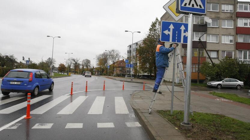 Nesusipratimas: nusukę į dešinę vairuotojai atsidurdavo į šaligatvį. Klaidinančius kelio ženklus darbininkai pašalino pirmadienį.