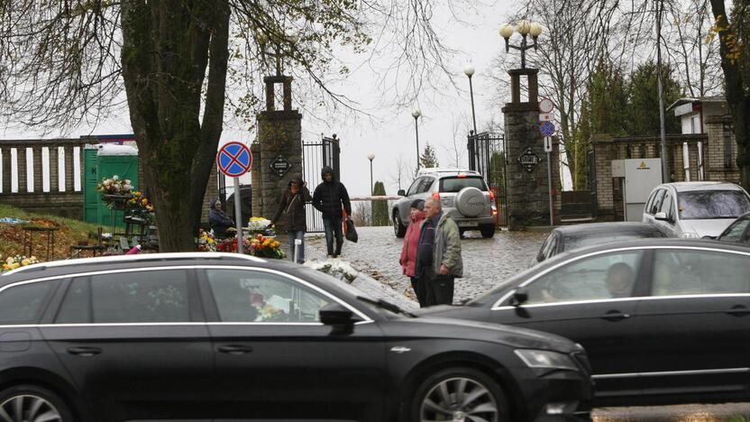 Elgsena: lankytojai į kapines automobiliais nori važiuoti ir švenčių metu, nors to prašoma nedaryti.