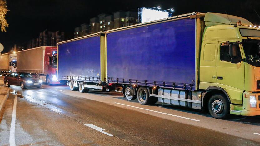 Problema: nei mieste, nei jo pašonėje nėra aikštelių, kur galėtų stovėti sunkiasvoris transportas.