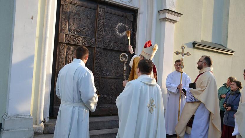 Iškilmės: sekmadienį Kristaus Karaliaus atlaidų metu vyskupas K.Kėvalas pašventino meno kūrinį – naujuosius bažnyčios vartus.