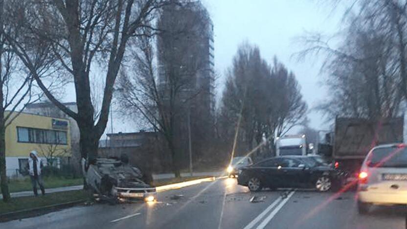 Pasekmės: po susidūrimo medikai į ligoninę nuvežė lengvųjų mašinų vairuotojus, automobiliai gerokai apgadinti.