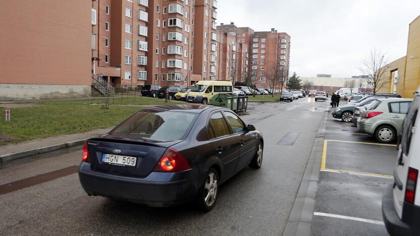 Problema: gyventojai skundžiasi, kad po Naikupės gatvės ir Baltijos prospekto sujungimo atnaujintu keliu jų kiemas virto greitkeliu.