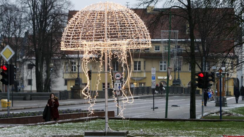 Dekoracijos: Atgimimo aikštėje šalia auksinės eglutės išdygo dvi šviečiančios medūzos.