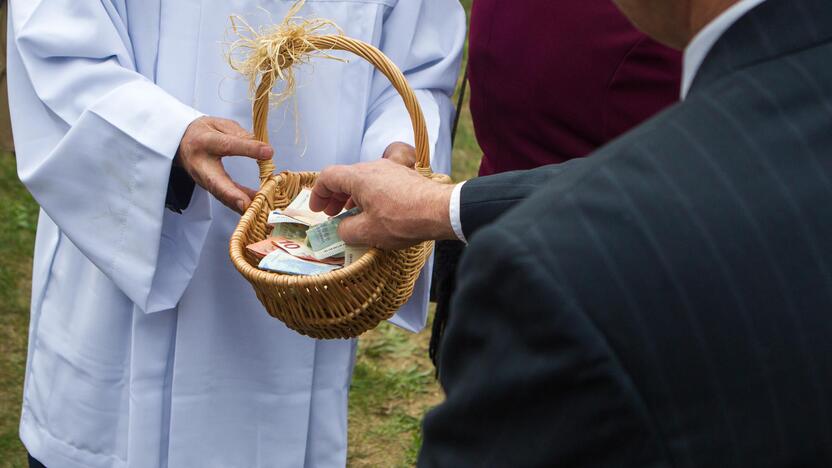 Įkainiai: motinas papiktino vienoje iš bažnyčių išgirstas nurodymas susimokėti 28 eurus už vaikų paruošimą pirmajai komunijai.