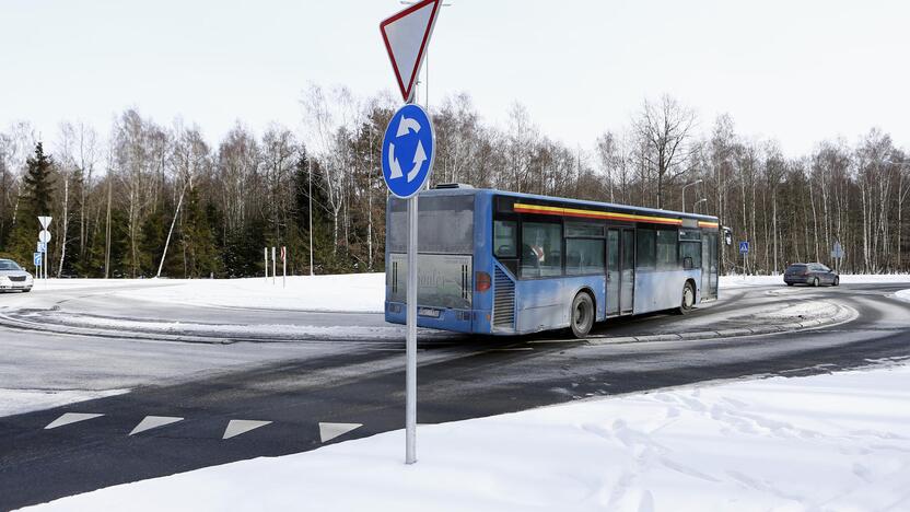 Ypatumai: baimindamiesi pirmojoje žiedinės sankryžos juostoje suplėšyti padangas autobusų vairuotojai važiuoja tiesiai į antrąją juostą, nepaisydami eismo taisyklių reikalavimų.