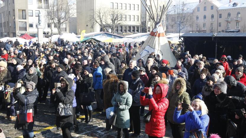 Veiksmas: į senamiestį žmones vilios tranki muzika ir prekybininkai.