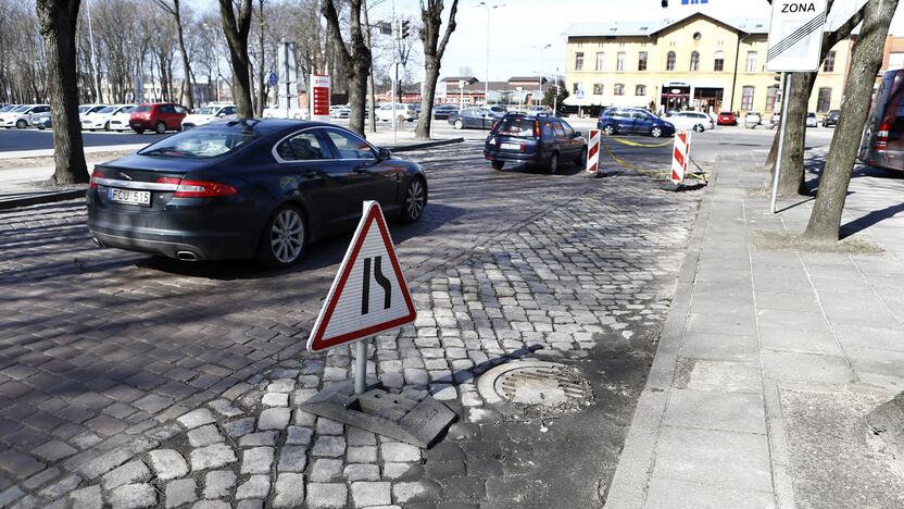 Klausimai: miesto valdžios atstovai aiškinasi, kas aptvėrė šulinį ir kodėl aplink jį susiformavo įgriuva.