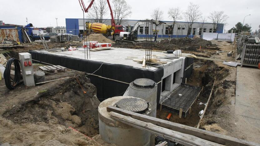 Netikėtumas: netoli autobusų stoties, kampe, kuriame anksčiau žaliavo žolė, jau kyla nauji namai.