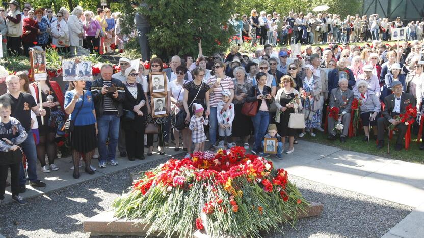 Renginys: keli šimtai rusakalbių klaipėdiečių susirinko prie tarybinių karių memorialo pagerbti žuvusiųjų Antrajame pasauliniame kare.