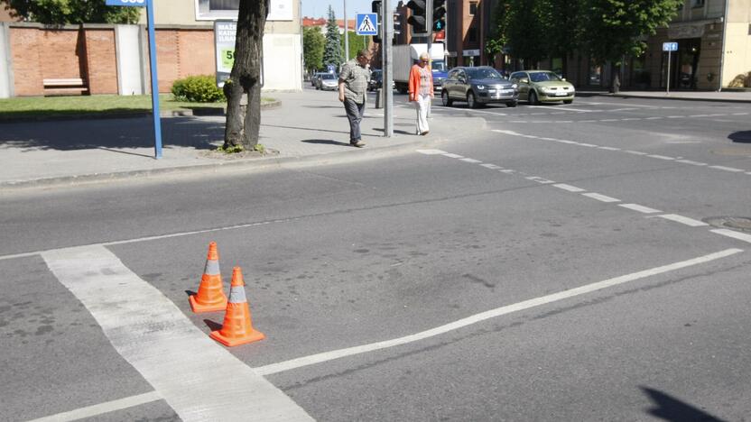 Kliūtys: centrinėje uostamiesčio gatvėje, ties S.Daukanto gatvės sankryža, vairuotojai ketvirtadienį ryte užfiksavo įdubą.