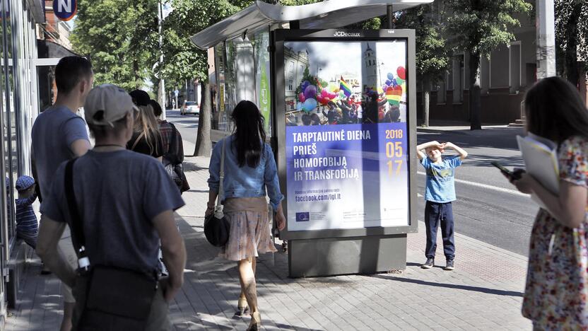 Stebina: klaipėdiečius glumina jau antrą savaitę autobusų stotelėse kabantys, anot jų, homoseksualizmą propaguojantys plakatai.