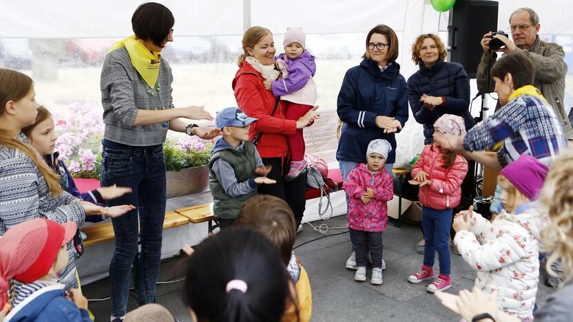 Iniciatyva: visą šią savaitę nuo 11 iki 19 val. klaipėdiečiai pramogauja Karlskronos aikštėje pastatytoje interaktyvioje miesto bibliotekos palapinėje.